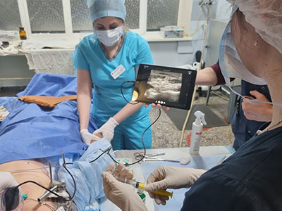 The second ultrasound delivered to a Zaporizhzhia hospital helped a soldier wounded by a mine. Doctors were able to quickly check his abdominal and thoracic cavities and identify a liver injury and a fractured humerus. The ultrasound was also used for the placement of an access line for pain medication administration.