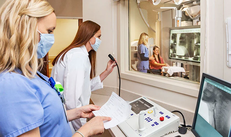 speech pathologists working with patient