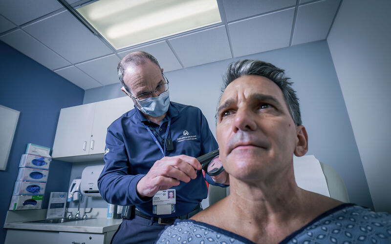 especialista de melanoma cut&aacute;neo con patiente