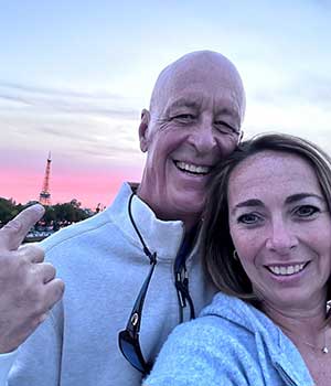 Mike Gallagher y su esposa Danni frente a la torre Eiffel