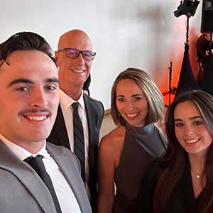 Zach, Mike, Danni y Sophia Gallagher