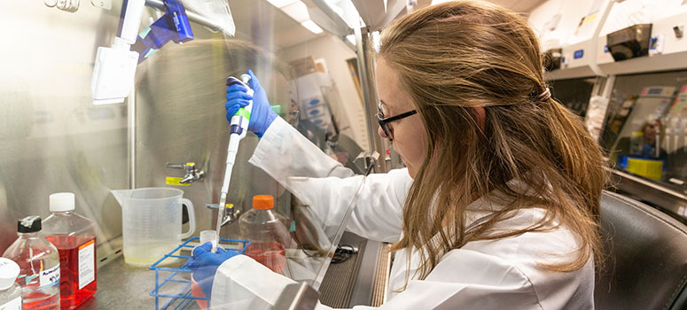 Holly Branthoover works in Dr. Pilon-Thomas’ lab in 2020, studying TIL as a treatment option for a wide range of solid tumors.
