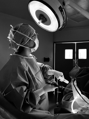 Dr. Monica Avila operates on a patient in Guatemala (Photo by Amy Blok).