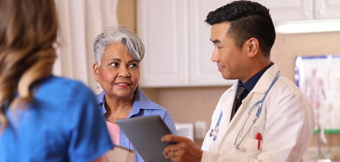 El cáncer de pulmón paciente y doctor