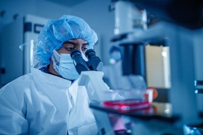 researcher in the CAR T lab