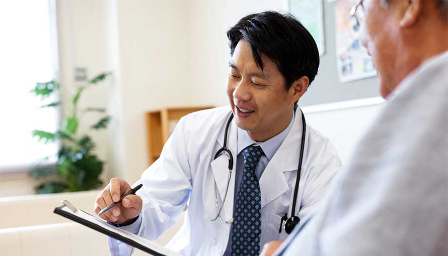 doctor y paciente con cáncer de pulmón